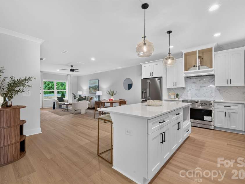9000 Pinenoll Lane, Charlotte, NC 28215.  MLS# CAR4414558, YatesRealty ID 53112. 