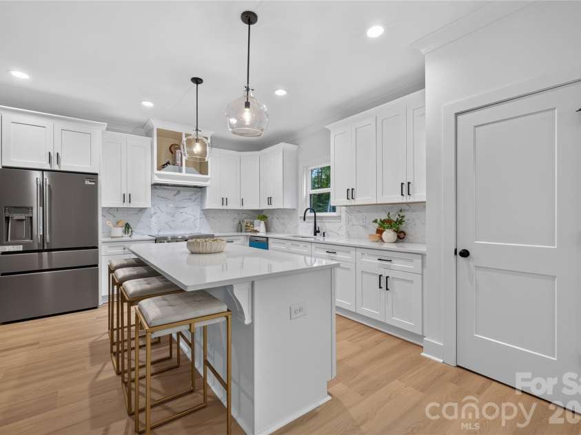 9000 Pinenoll Lane, Charlotte, NC 28215.  MLS# CAR4414558, YatesRealty ID 53112. 