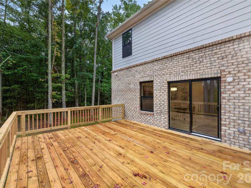 9000 Pinenoll Lane, Charlotte, NC 28215.  MLS# CAR4414558, YatesRealty ID 53112. 