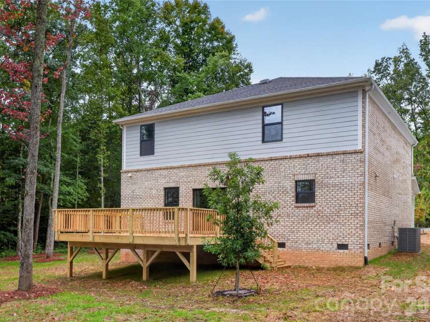 9000 Pinenoll Lane, Charlotte, NC 28215.  MLS# CAR4414558, YatesRealty ID 53112. 