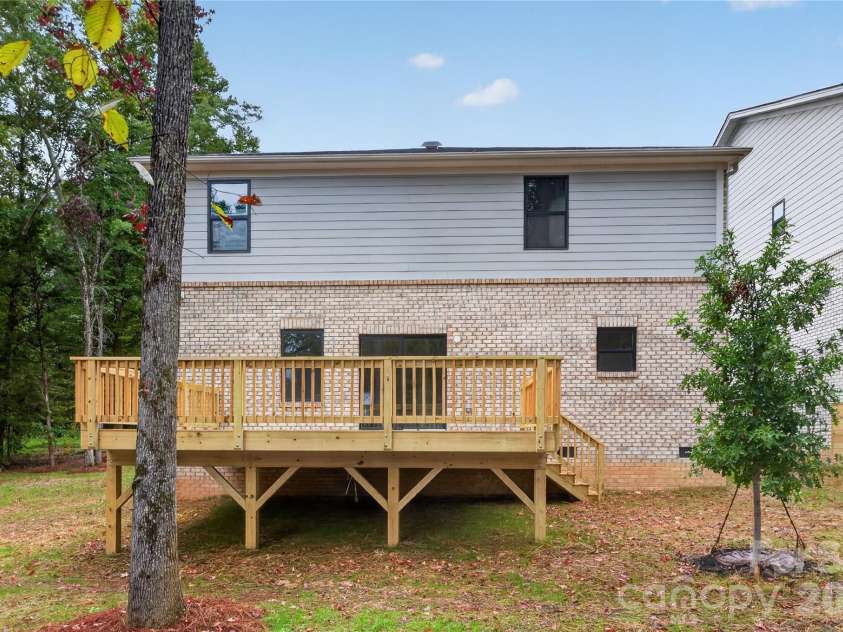 9000 Pinenoll Lane, Charlotte, NC 28215.  MLS# CAR4414558, YatesRealty ID 53112. 