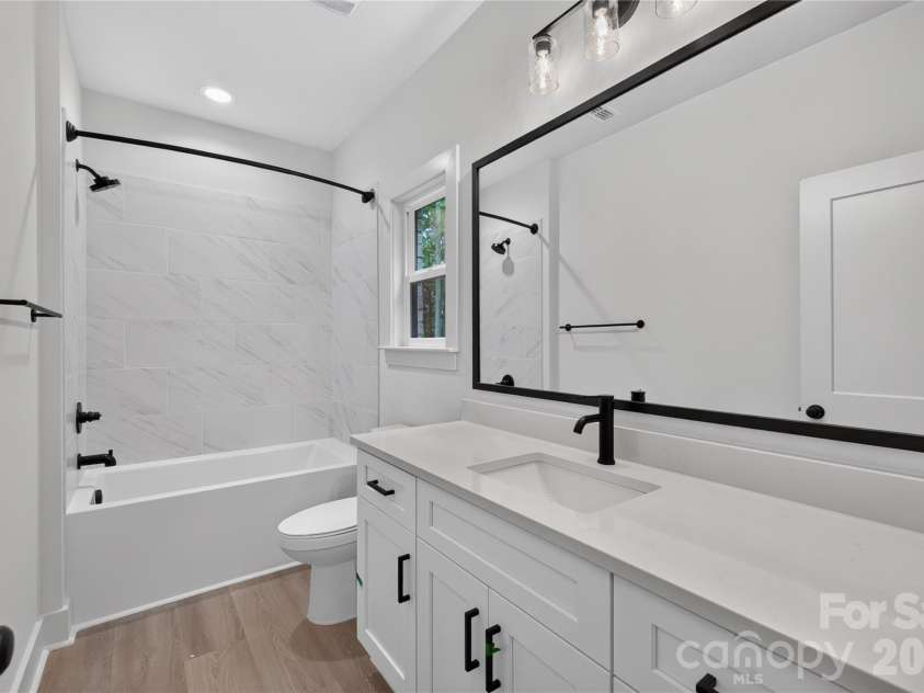 9000 Pinenoll Lane, Charlotte, NC 28215.  MLS# CAR4414558, YatesRealty ID 53112. Main level full bath