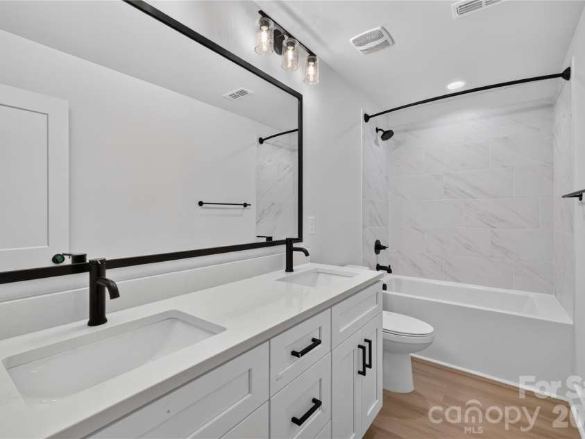 9000 Pinenoll Lane, Charlotte, NC 28215.  MLS# CAR4414558, YatesRealty ID 53112. Secondary bathroom