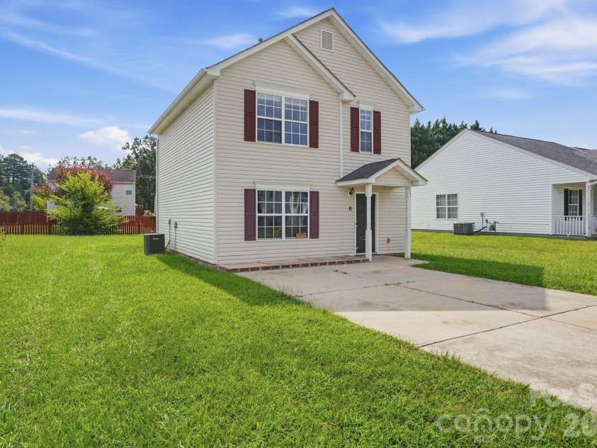 802 Almora Drive, Charlotte, NC 28216.  MLS# CAR4427934, YatesRealty ID 53117. 