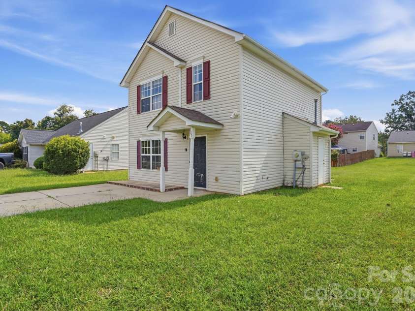 802 Almora Drive, Charlotte, NC 28216.  MLS# CAR4427934, YatesRealty ID 53117. 
