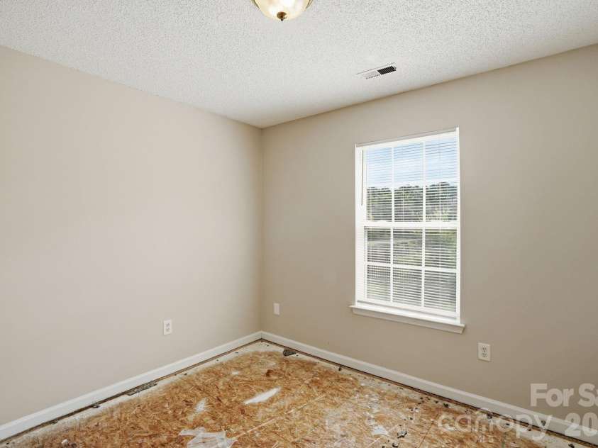 802 Almora Drive, Charlotte, NC 28216.  MLS# CAR4427934, YatesRealty ID 53117. 