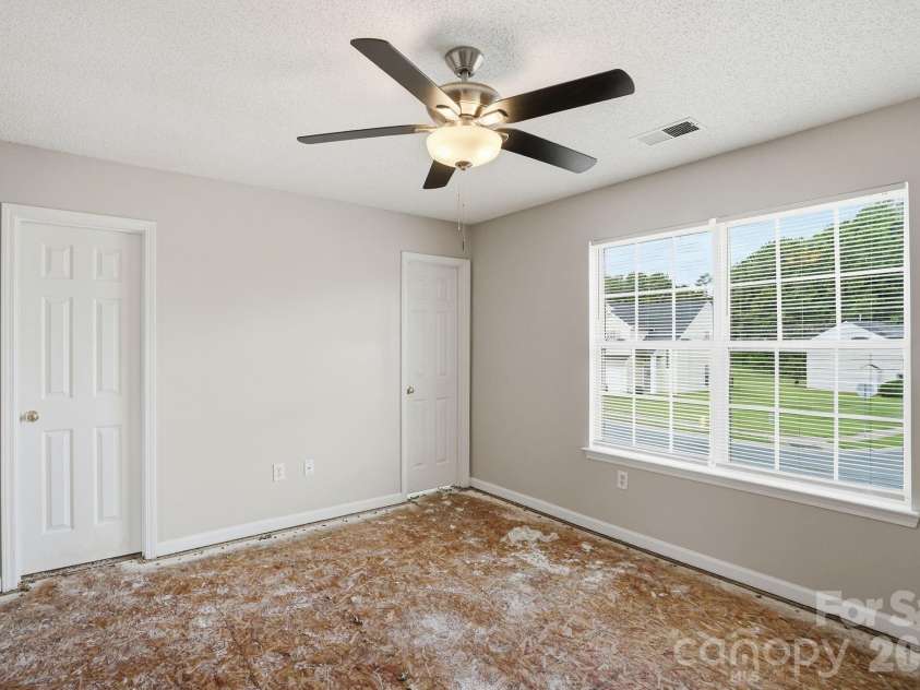 802 Almora Drive, Charlotte, NC 28216.  MLS# CAR4427934, YatesRealty ID 53117. 