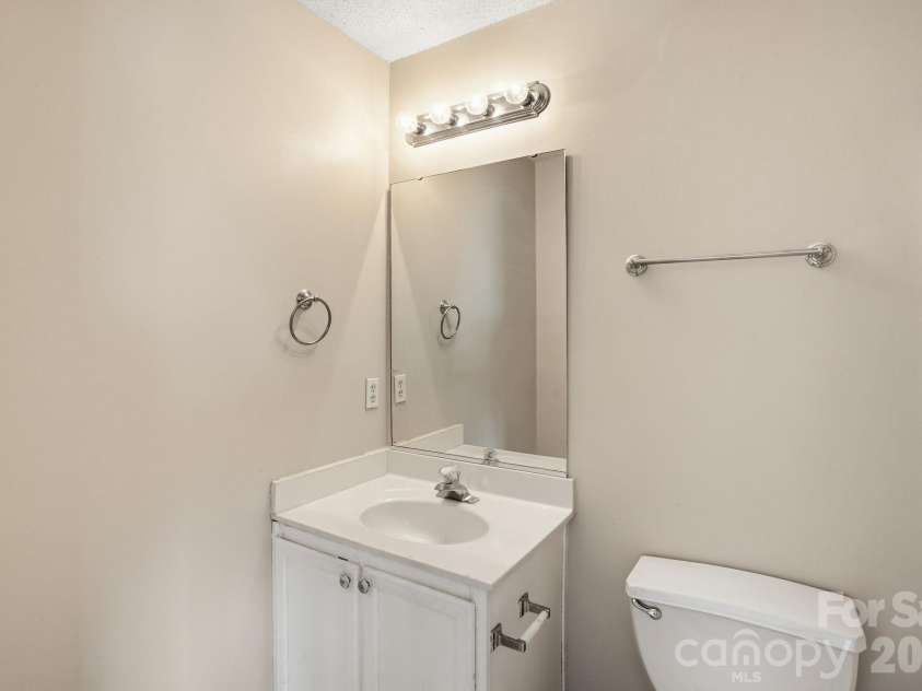 802 Almora Drive, Charlotte, NC 28216.  MLS# CAR4427934, YatesRealty ID 53117. 