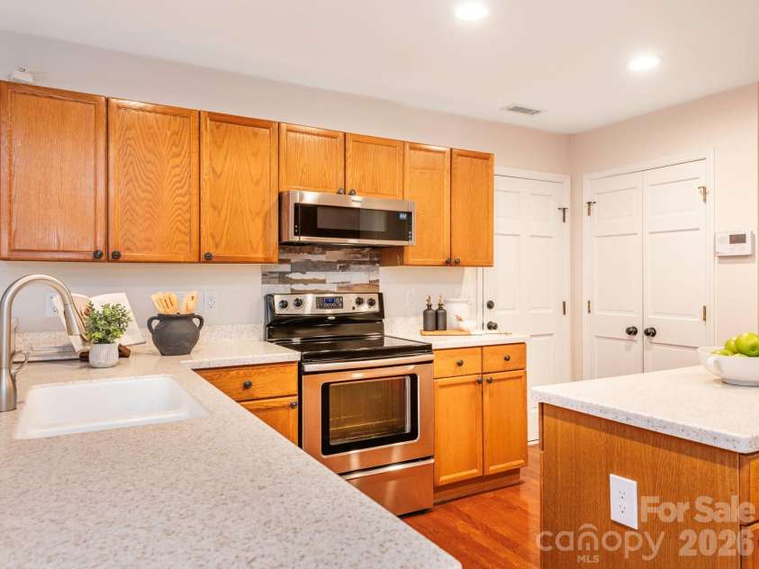 1207 Matthews Plantation Drive, Matthews, NC 28105.  MLS# CAR4428442, YatesRealty ID 53119. 