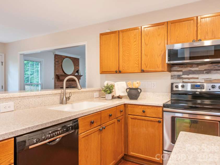 1207 Matthews Plantation Drive, Matthews, NC 28105.  MLS# CAR4428442, YatesRealty ID 53119. 