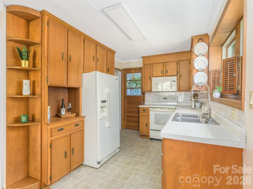 135 Patton Avenue, Canton, NC 28716.  MLS# CAR4428642, YatesRealty ID 53122. 
