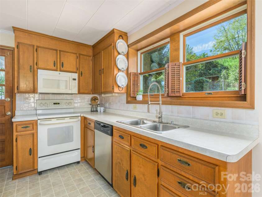 135 Patton Avenue, Canton, NC 28716.  MLS# CAR4428642, YatesRealty ID 53122. 