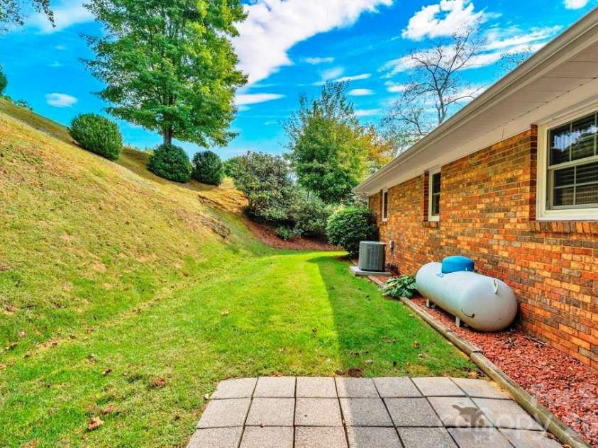 6762 US Highway 421 Highway, Vilas, NC 28692.  MLS# CAR4428654, YatesRealty ID 53126. 