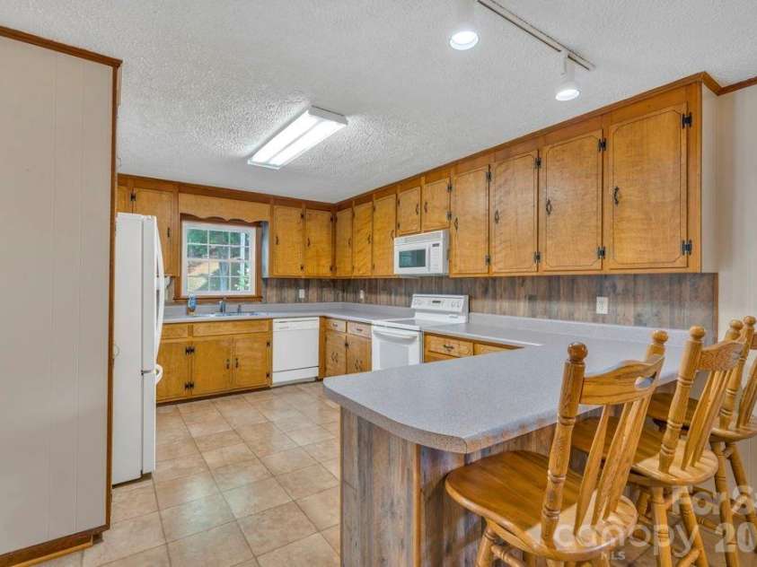 6762 US Highway 421 Highway, Vilas, NC 28692.  MLS# CAR4428654, YatesRealty ID 53126. 