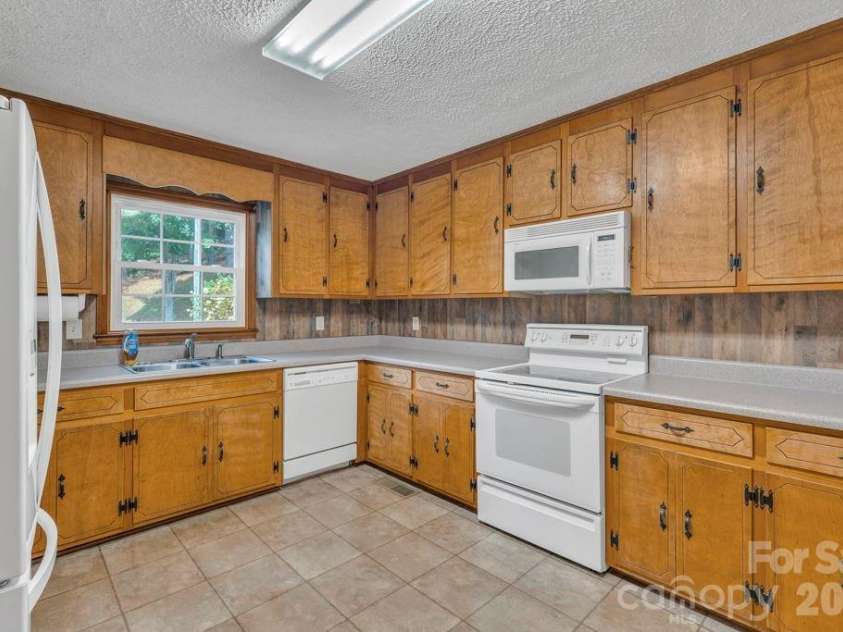 6762 US Highway 421 Highway, Vilas, NC 28692.  MLS# CAR4428654, YatesRealty ID 53126. 