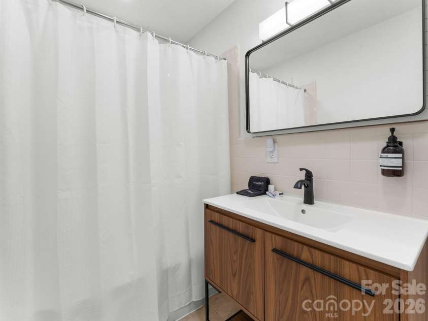 105 Robinson Avenue, Brevard, NC 28712.  MLS# CAR4427338, YatesRealty ID 53132. Guest Bath