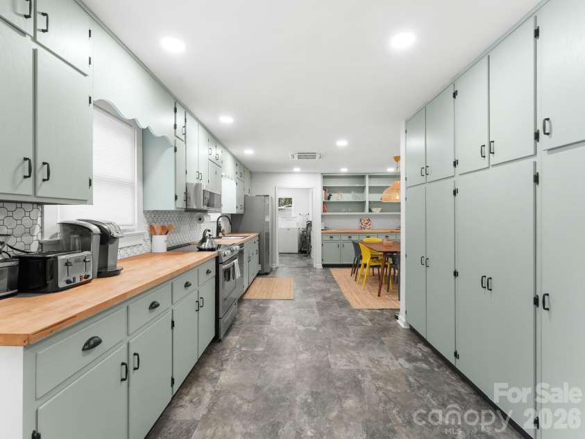 105 Robinson Avenue, Brevard, NC 28712.  MLS# CAR4427338, YatesRealty ID 53132. Kitchen