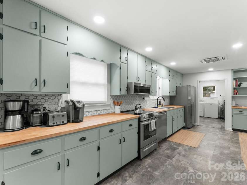 105 Robinson Avenue, Brevard, NC 28712.  MLS# CAR4427338, YatesRealty ID 53132. Kitchen