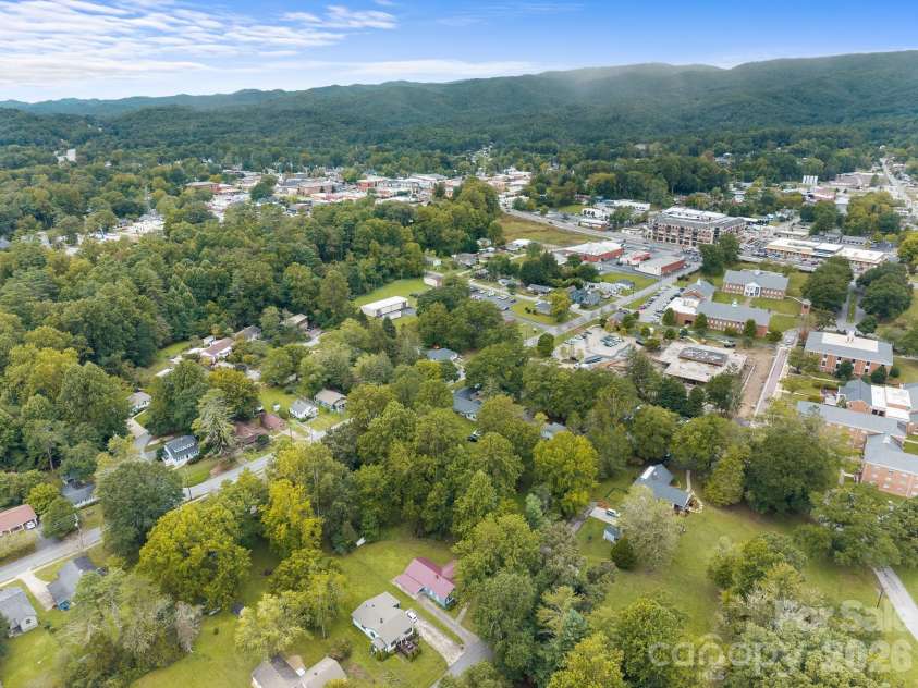 105 Robinson Avenue, Brevard, NC 28712.  MLS# CAR4427338, YatesRealty ID 53132. Location