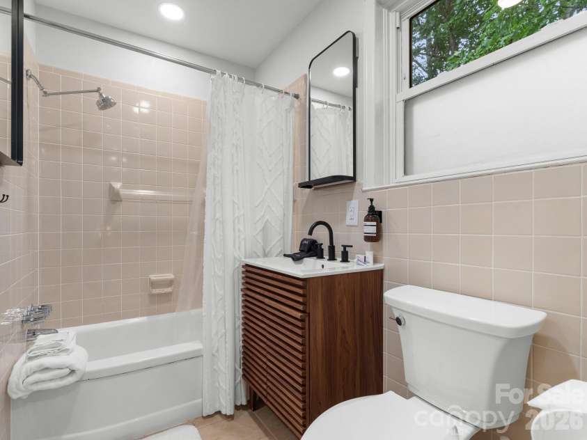 105 Robinson Avenue, Brevard, NC 28712.  MLS# CAR4427338, YatesRealty ID 53132. Primary Bath