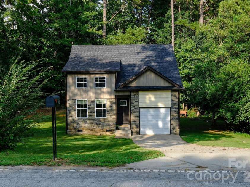 524 Asbury Drive, Landrum, SC 29356.  MLS# CAR4428631, YatesRealty ID 53134. 