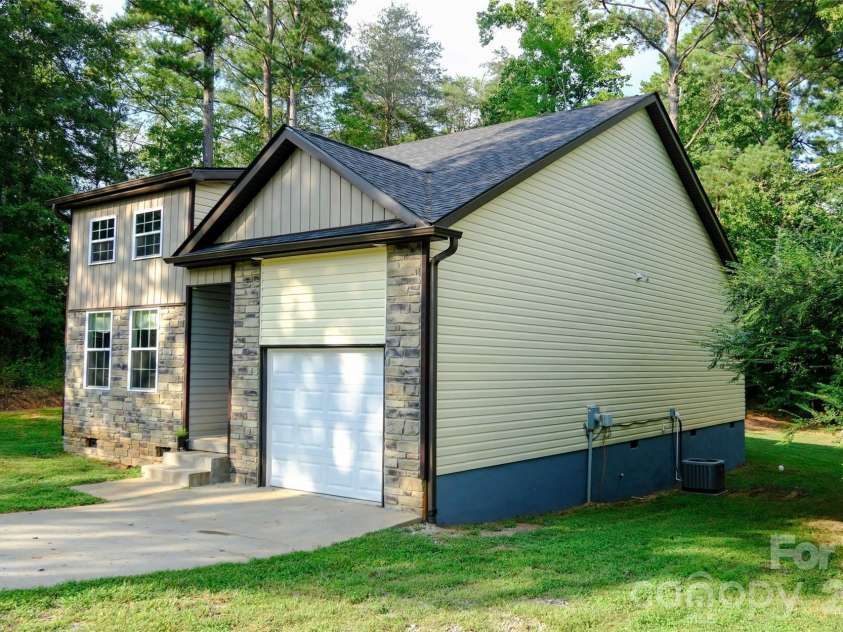 524 Asbury Drive, Landrum, SC 29356.  MLS# CAR4428631, YatesRealty ID 53134. 