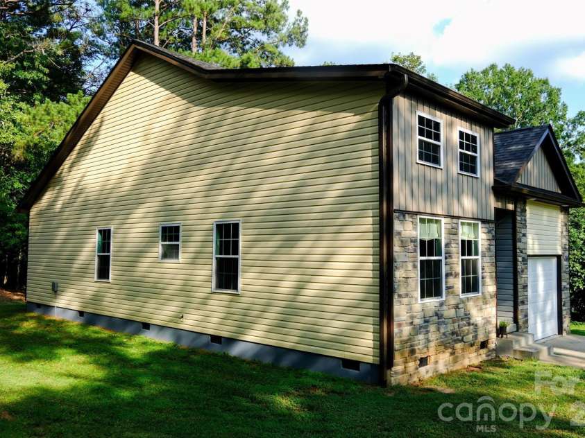 524 Asbury Drive, Landrum, SC 29356.  MLS# CAR4428631, YatesRealty ID 53134. 