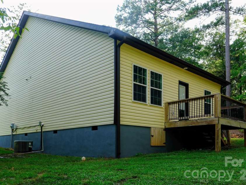 524 Asbury Drive, Landrum, SC 29356.  MLS# CAR4428631, YatesRealty ID 53134. 