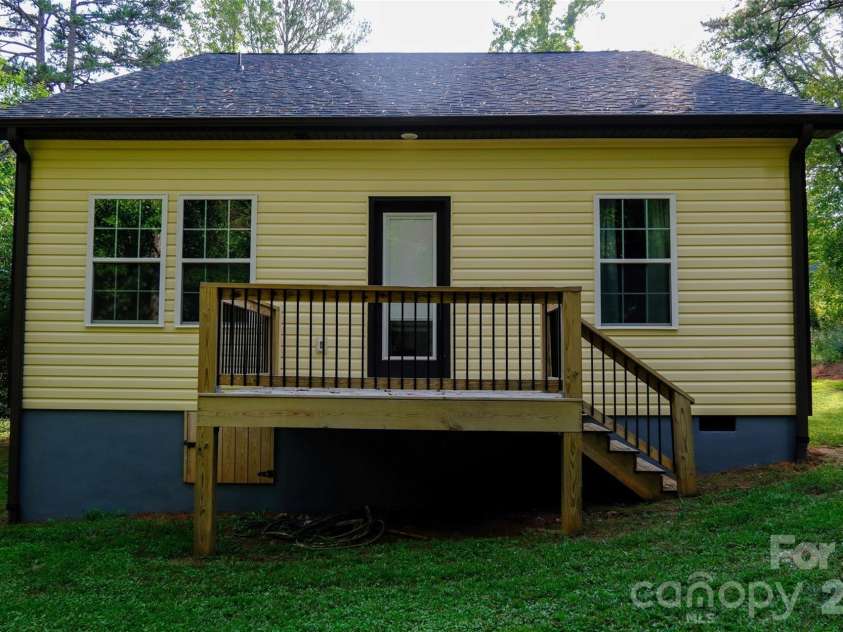 524 Asbury Drive, Landrum, SC 29356.  MLS# CAR4428631, YatesRealty ID 53134. 