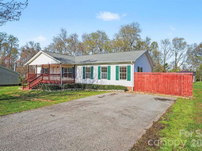 100 Acreview Lane, Maiden, NC 28650.  MLS# CAR4353849, YatesRealty ID 5314. 