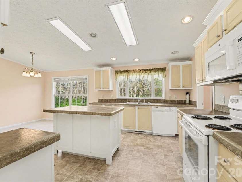 100 Acreview Lane, Maiden, NC 28650.  MLS# CAR4353849, YatesRealty ID 5314. 