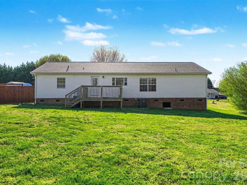 100 Acreview Lane, Maiden, NC 28650.  MLS# CAR4353849, YatesRealty ID 5314. 