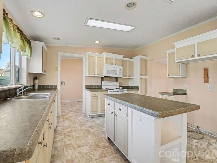 100 Acreview Lane, Maiden, NC 28650.  MLS# CAR4353849, YatesRealty ID 5314. Kitchen