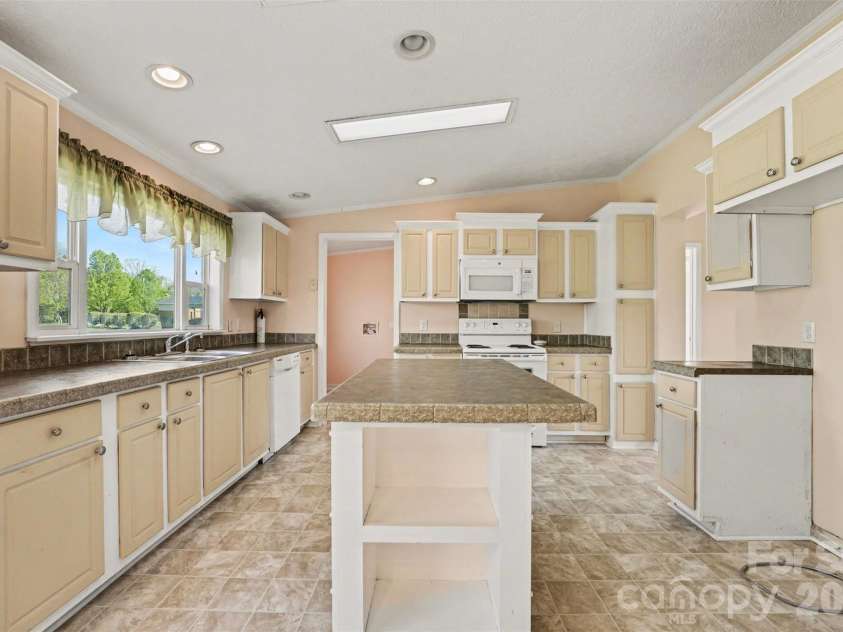 100 Acreview Lane, Maiden, NC 28650.  MLS# CAR4353849, YatesRealty ID 5314. Kitchen -open to dining room