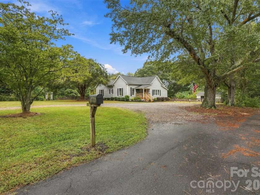 360 Oak Drive, McConnells, SC 29726.  MLS# CAR4420935, YatesRealty ID 53143. 