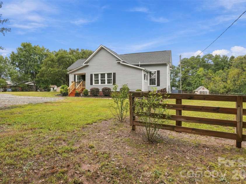 360 Oak Drive, McConnells, SC 29726.  MLS# CAR4420935, YatesRealty ID 53143. 