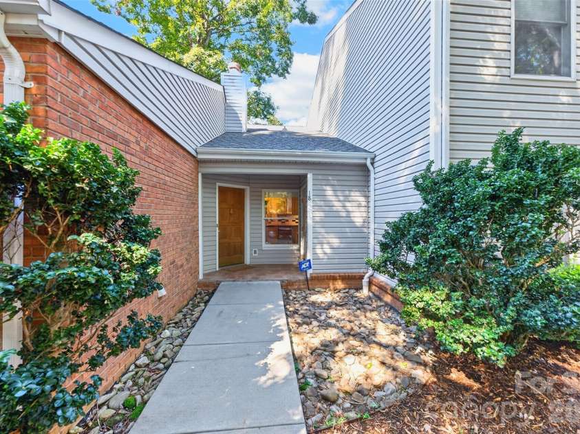 18 8th Avenue, Hickory, NC 28601.  MLS# CAR4428688, YatesRealty ID 53148. 
