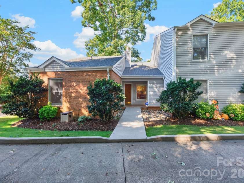18 8th Avenue, Hickory, NC 28601.  MLS# CAR4428688, YatesRealty ID 53148. 