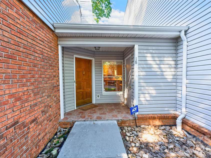 18 8th Avenue, Hickory, NC 28601.  MLS# CAR4428688, YatesRealty ID 53148. 