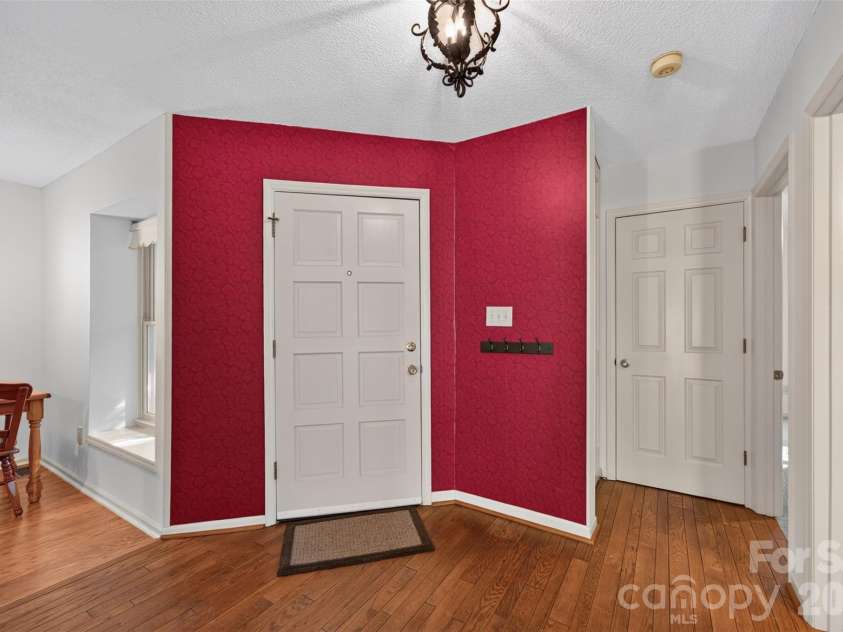 18 8th Avenue, Hickory, NC 28601.  MLS# CAR4428688, YatesRealty ID 53148. 