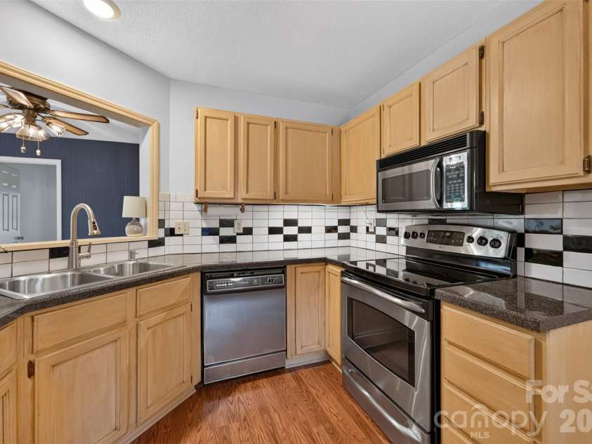 18 8th Avenue, Hickory, NC 28601.  MLS# CAR4428688, YatesRealty ID 53148. 