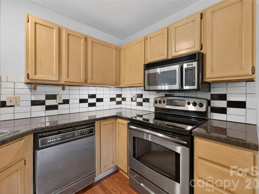 18 8th Avenue, Hickory, NC 28601.  MLS# CAR4428688, YatesRealty ID 53148. 