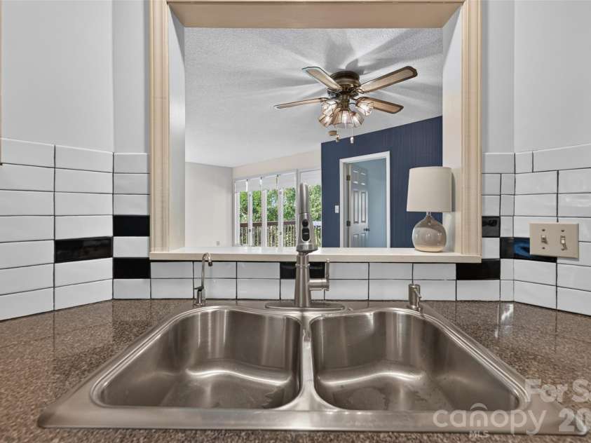 18 8th Avenue, Hickory, NC 28601.  MLS# CAR4428688, YatesRealty ID 53148. 