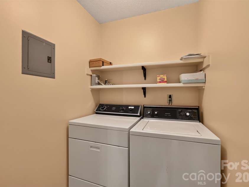 18 8th Avenue, Hickory, NC 28601.  MLS# CAR4428688, YatesRealty ID 53148. 