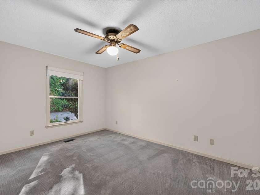 18 8th Avenue, Hickory, NC 28601.  MLS# CAR4428688, YatesRealty ID 53148. 