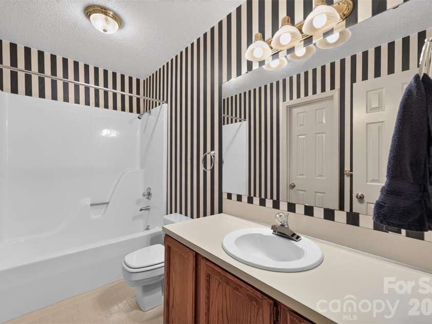 18 8th Avenue, Hickory, NC 28601.  MLS# CAR4428688, YatesRealty ID 53148. 