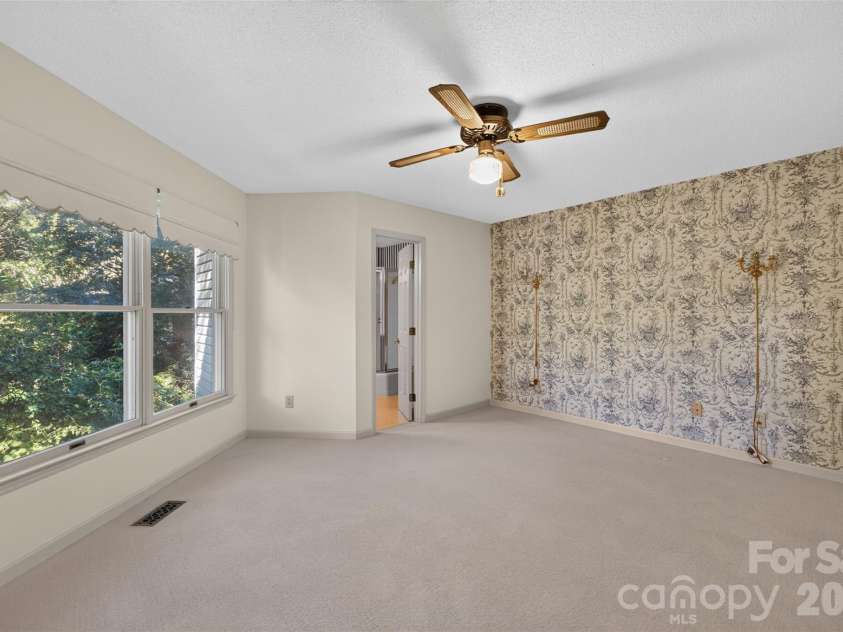 18 8th Avenue, Hickory, NC 28601.  MLS# CAR4428688, YatesRealty ID 53148. 