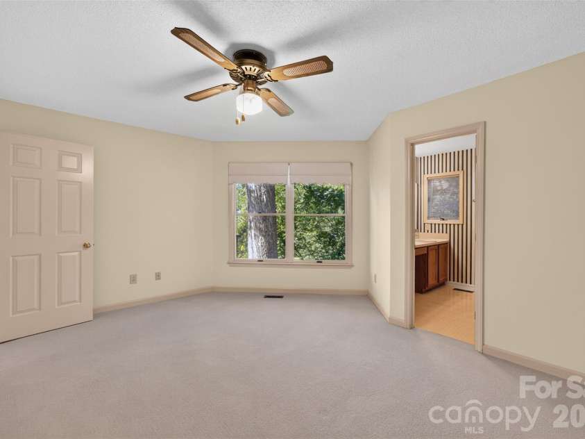 18 8th Avenue, Hickory, NC 28601.  MLS# CAR4428688, YatesRealty ID 53148. 