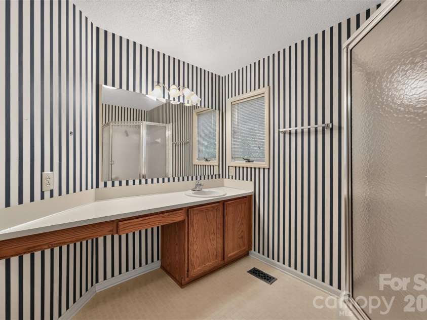 18 8th Avenue, Hickory, NC 28601.  MLS# CAR4428688, YatesRealty ID 53148. 