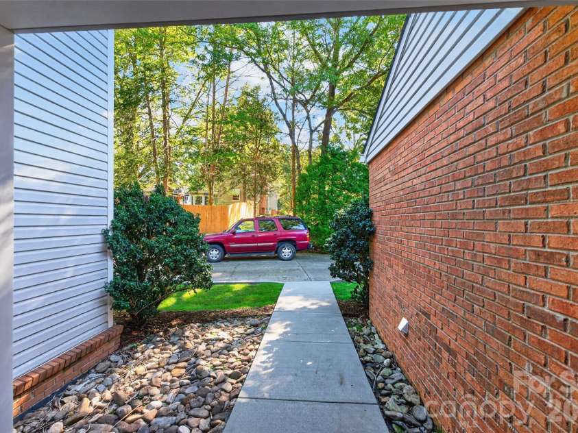 18 8th Avenue, Hickory, NC 28601.  MLS# CAR4428688, YatesRealty ID 53148. 